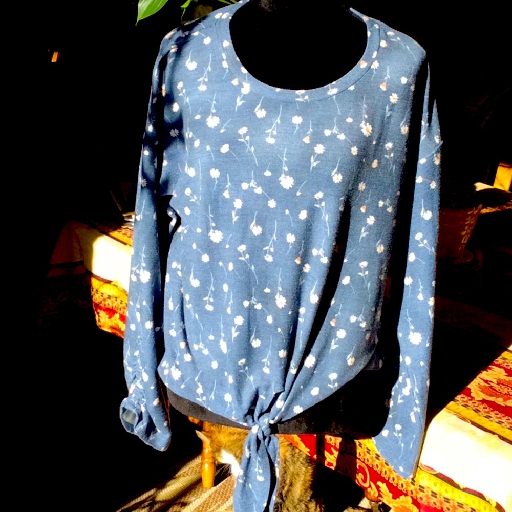 So cute and uplifting blouse with daisy detail 😊